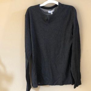 Men’s gray long sleeve tee